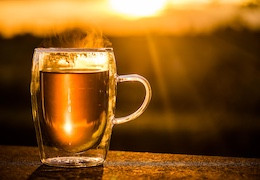 Comment réduire la caféine dans le thé et conserver le goût : guide expert